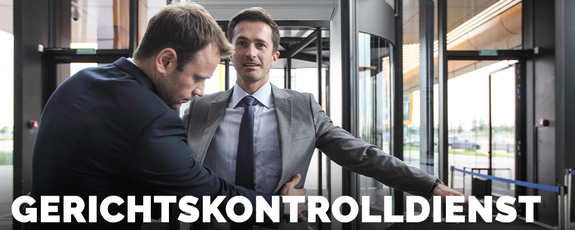 Gerichtskontrolldienst Mitarbeiter bei Personenkontrolle